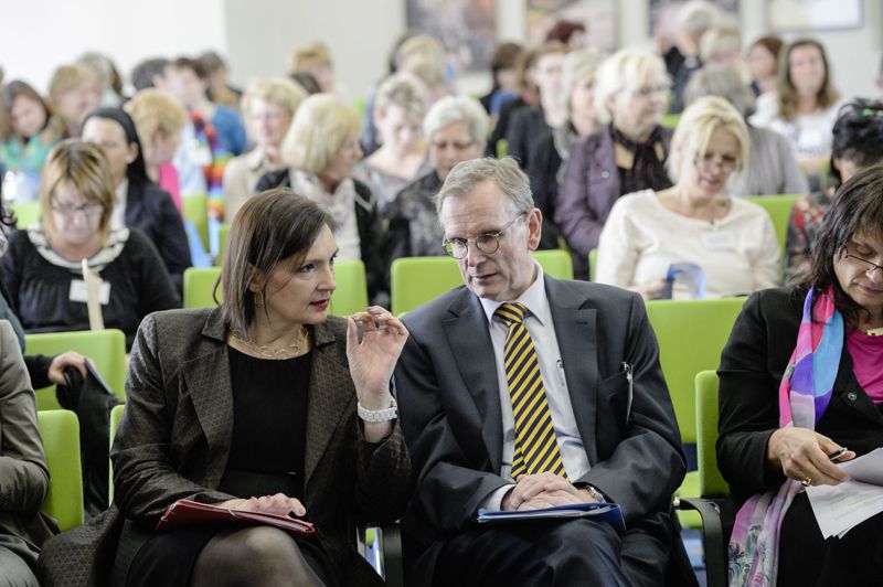 Gleichstellungsministerin Kolb und Kay Senius von der Agentur für Arbeit im Gespräch