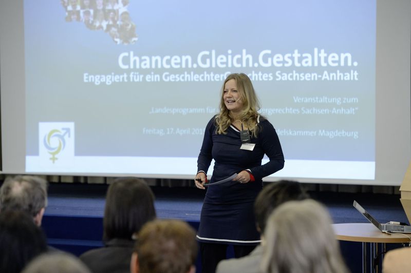 Moderatorin Franziska Wasian führt durch die Tagung