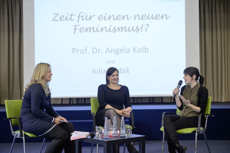 Abschlussgespräch von Moderatorin Franziska Wasian mit Ministerin Angela Kolb und Autorin Julia Korbik (v.l.)