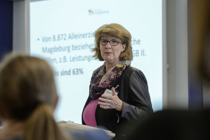 Heike Ponitka informiert über Programme für Alleinerziehende in Magdeburg 