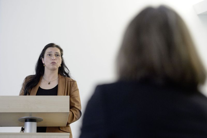 Dr. Kathrin Hirschinger redet über die Situation von Wissenschaftlerinnen